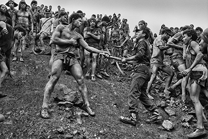 Sebastião Salgado, Gold Mine of Serra Pelada, Brazil, 1986